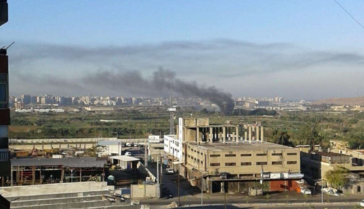 دخان أسود جرّاء إحراق أسلاك كهربائية في بساتين سقي طرابلس.