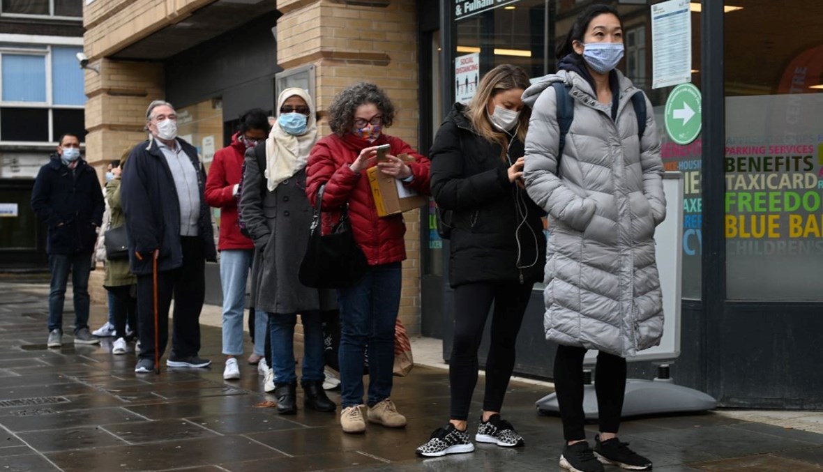 أشخاص ينتظرون بالصف امام مركز تطعيم في هامرسميث وفولهام في لندن (3 ك1 2021، أ ف ب). 