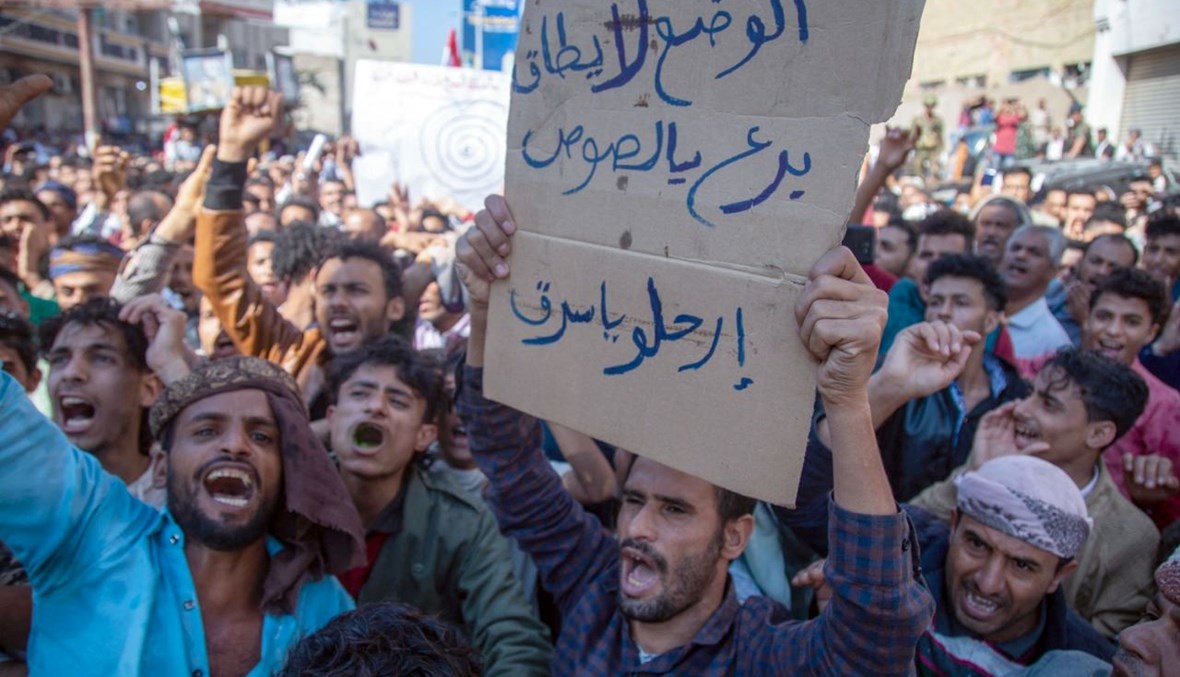 يمنيون يتظاهرون في تعز للمطالبة بإقالة الحكومة وللتنديد بالظروف الاقتصادية والمعيشية (5 ك1 2021، أ ف ب). 