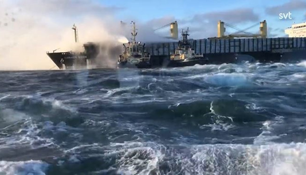 لقطة شاشة من فيديو لـSVT، تظهر الحريق مندلعا على السفينة قبالة السويد. 