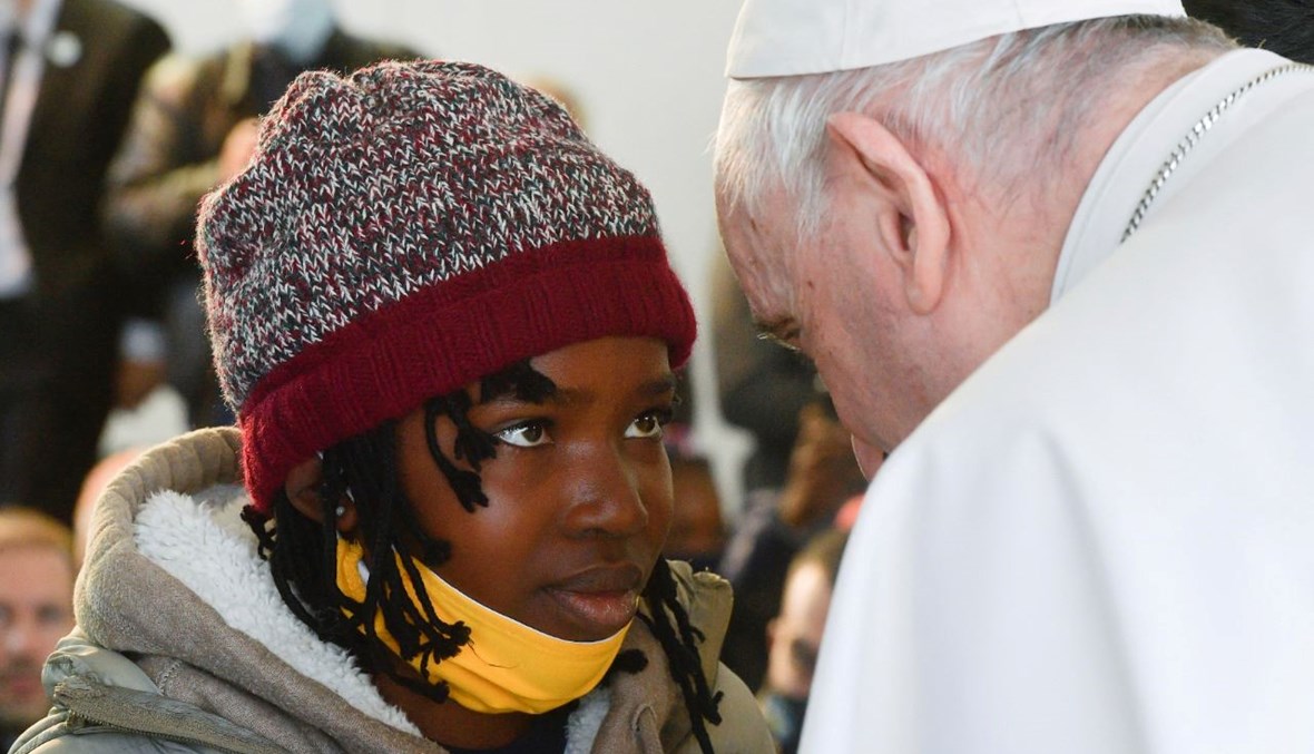 البابا فرنسيس ينظر إلى طفلة خلال اجتماع مع اللاجئين في مركز الاستقبال في ميتيليني بجزيرة ليسبوس (5 ك1 2021، أ ف ب).