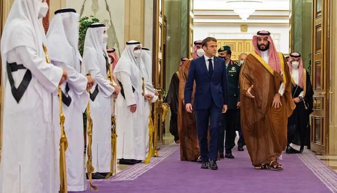 الرئيس الفرنسي إيمانويل ماكرون مع ولي العهد السعودي الأمير محمد بن سلمان في مدينة جدة. 