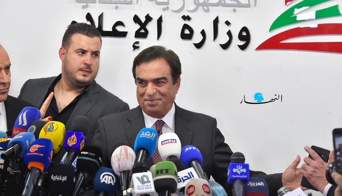 من إعلان استقالة وزير الإعلام جورج قرداحي (حسام شبارو).