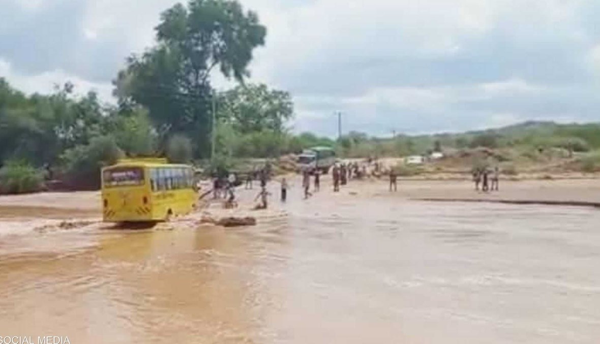 لحظة غرق الحافلة جرّاء الفيضانات في كينيا.