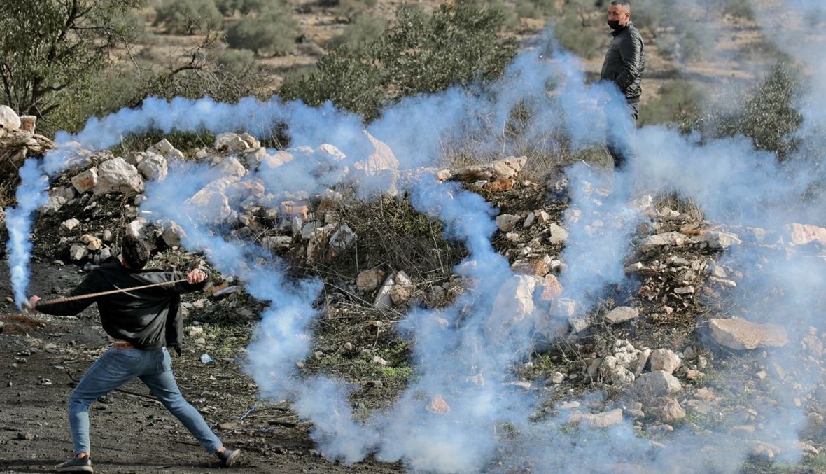 متظاهرون فلسطينيون يشتبكون مع القوات الإسرائيلية في قرية كفر قدوم، قرب مستوطنة كدوميم في الضفة الغربية المحتلة، خلال احتجاج على مصادرة إسرائيل للأراضي (3 ك1 2021، أ ف ب). 