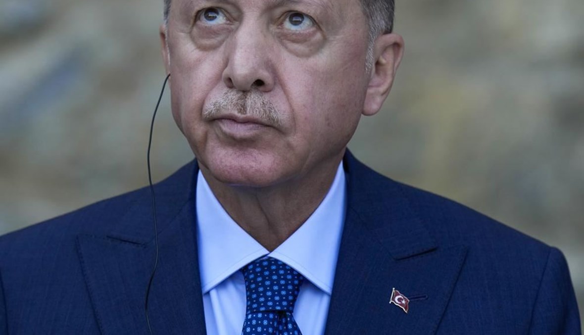 إردوغان خلال مؤتمر صحافي مشترك مع ميركل (ليست في الصورة) بعد اجتماعهما في قصر هوبر فيلا الرئاسي في اسطنبول (16 ت1 2021، أ ب). 
