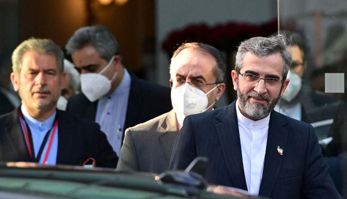 كبير المفاوضين النوويين الإيرانيين علي باقري كني مغادرا قصر كوبرغ في فيينا (3 ك1 2021، أ ف ب). 