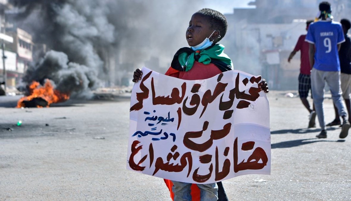 فتى سوداني يشارك في تظاهرة في العاصمة الخرطوم (6 ك1 2021، أ ف ب). 