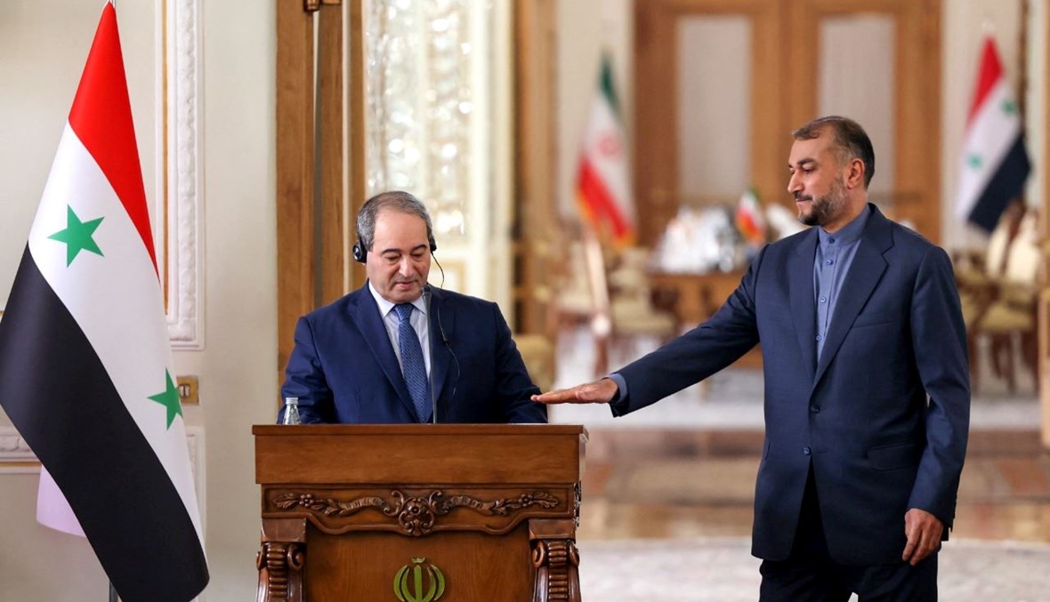 وزير الخارجية الإيراني حسين أمير عبد اللهيان (الى اليمين) خلال مؤتمر صحافي مع نظيره السوري فيصل المقداد في العاصمة طهران (6 ك1 2021، أ ف ب). 