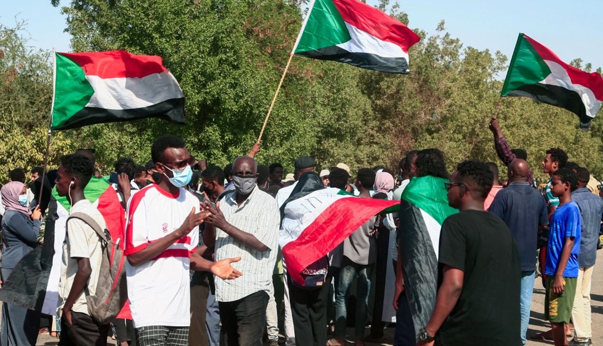 متظاهرون سودانيون تجمعوا في العاصمة الخرطوم (6 ك1 2021، أ ف ب). 