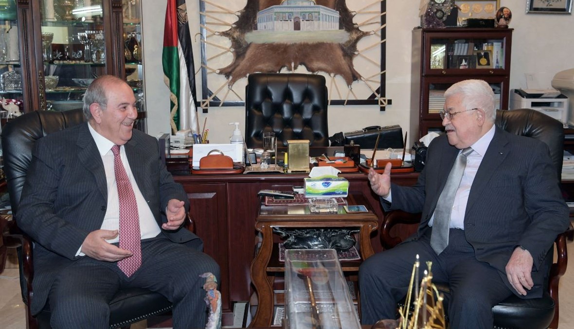 عباس (الى اليمين) ملتقيا رئيس الوزراء العراقي السابق إياد علاوي في عمّان (3 ك1 2021، أ ف ب).