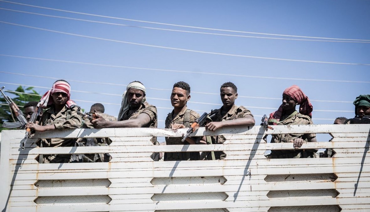 عناصر من قوات الدفاع الوطني الإثيوبية وقفوا في شاحنة في شيوا روبت  بإثيوبيا (5 ك1 2021، أ ف ب). 