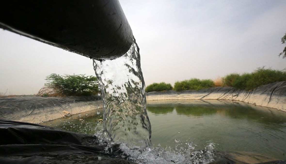 مياه تصب في بركة ري زراعية في عمان، الأردن (أ ف ب).