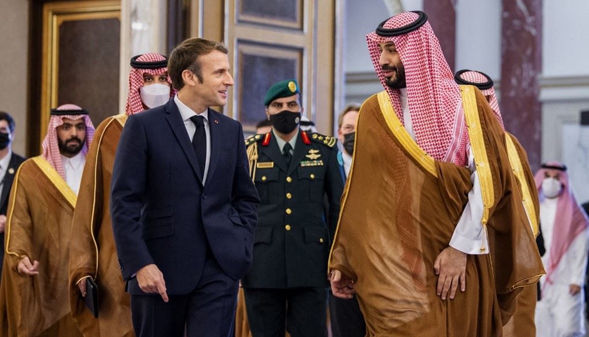 ولي العهد السعودي في استقبال الرئيس الفرنسي (أ ف ب).
