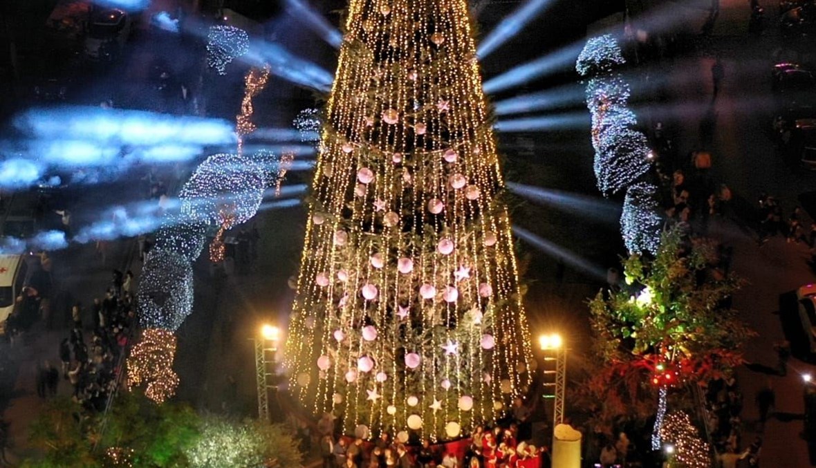 بالصور: افتتاح شجرة الميلاد في جبيل تحت عنوان "إيد بإيد... منحتفل بالعيد"