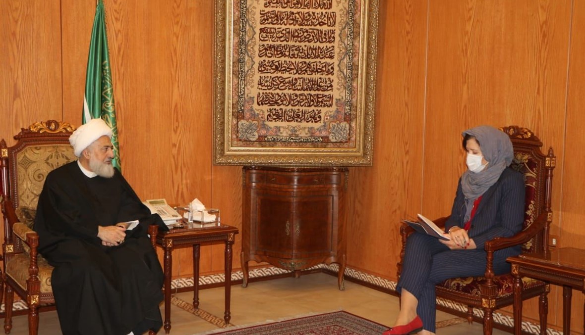 وصول السفيرة الأميركية إلى المجلس الشيعي الأعلى (حسن عسل). 