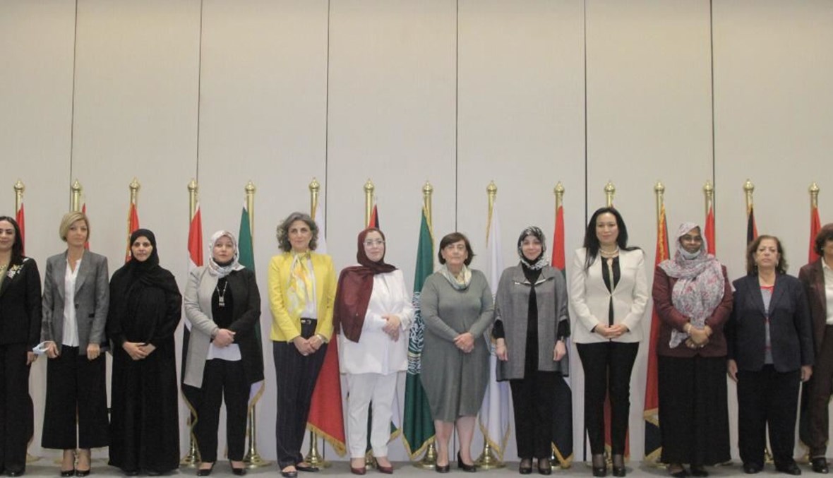 المديرة العامة لمنظمة المرأة العربية الدكتورة فاديا كيوان محاطة بأعضاء المجلس التنفيذي للمنظمة