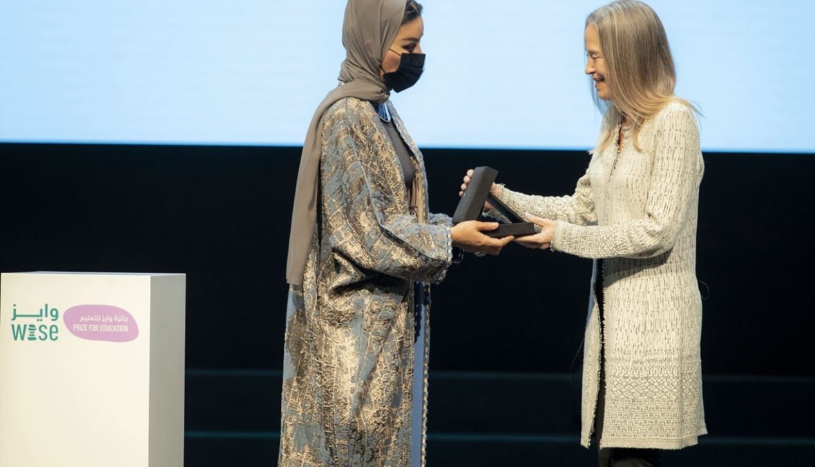 الشيخة موزا بنت ناصر المسند قدّمت الجائزة لويندي كوب.