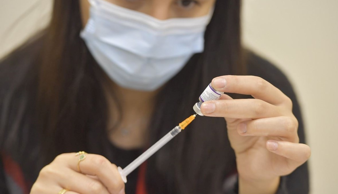 ممرضة تحضّر جرعة من لقاح "فايزر" خلال حملة تطعيم الطلاب في لبنان (نبيل اسماعيل).