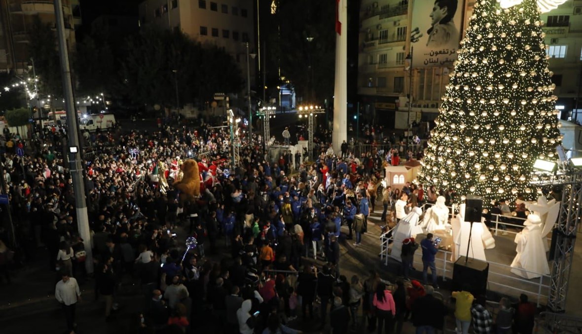 إضاءة شجرة الميلاد في حفل أقيم في ساحة ساسين مساء أمس يؤكد إرادة الحياة والاحتفال بالعيد رغم كل الظروف (النهار).