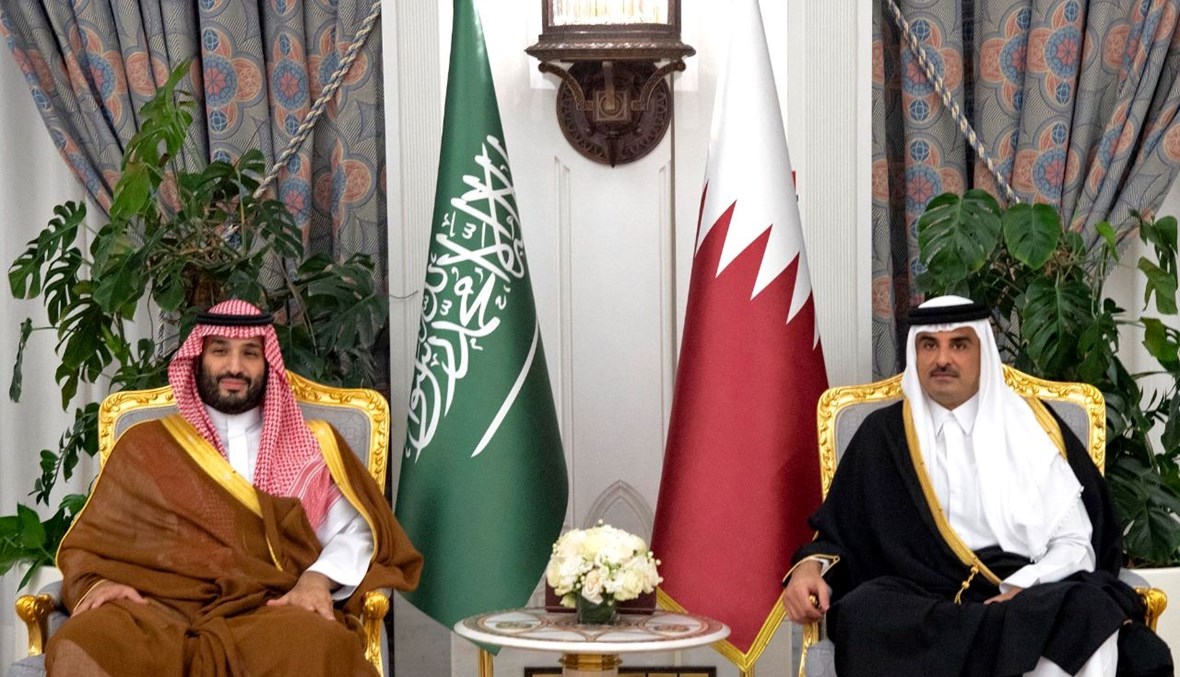 أمير قطر الشيخ تميم بن حمد آل ثاني (إلى اليمين) مستقبلا الأمير محمد بن سلمان في الدوحة (9 ك1 2021، أ ف ب). 