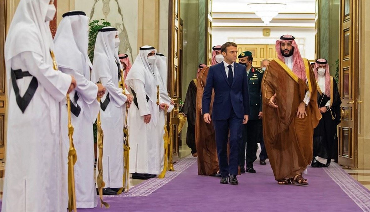 ولي العهد السعودي مستقبلاً الرئيس الفرنسي في جدة (أ ف ب).