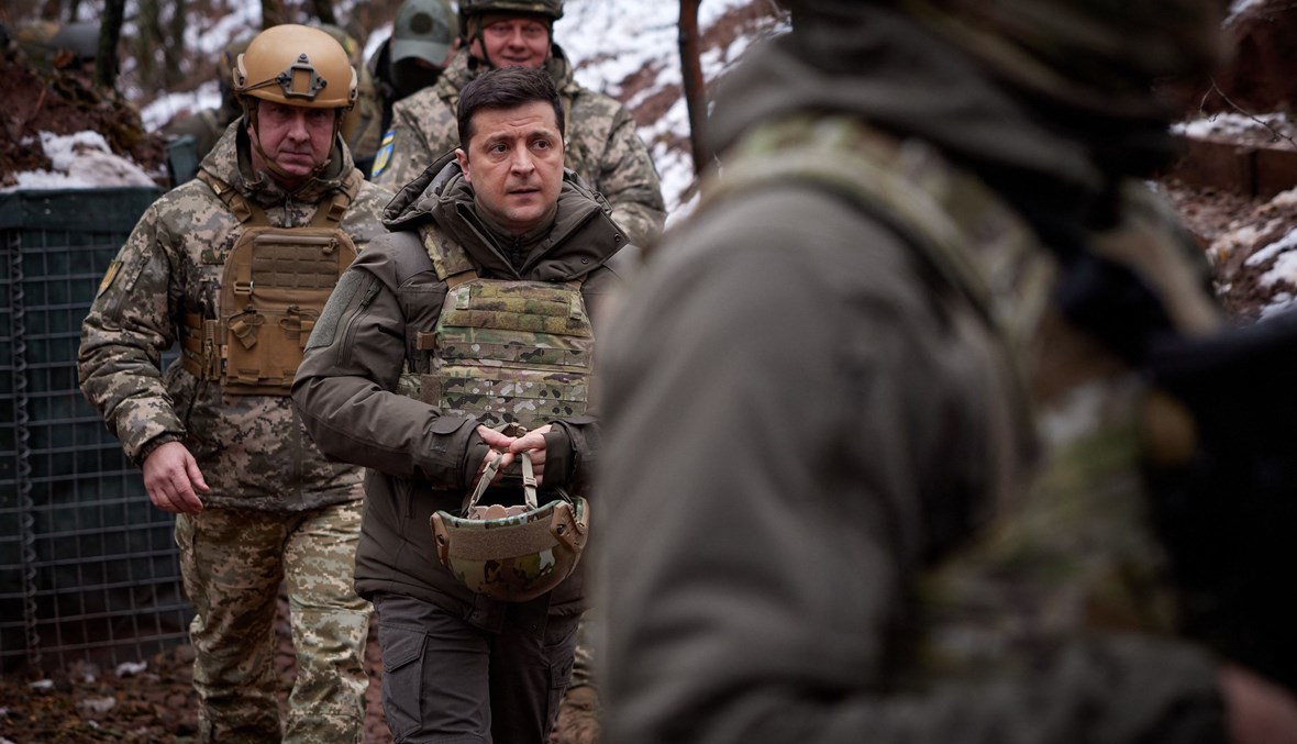 الرئيس زيلينسكي يتفقد مواقع قتالية على خط المواجهة مع الانفصاليين في منطقة دونيتسك (6 ك1 2021، أ ف ب). 