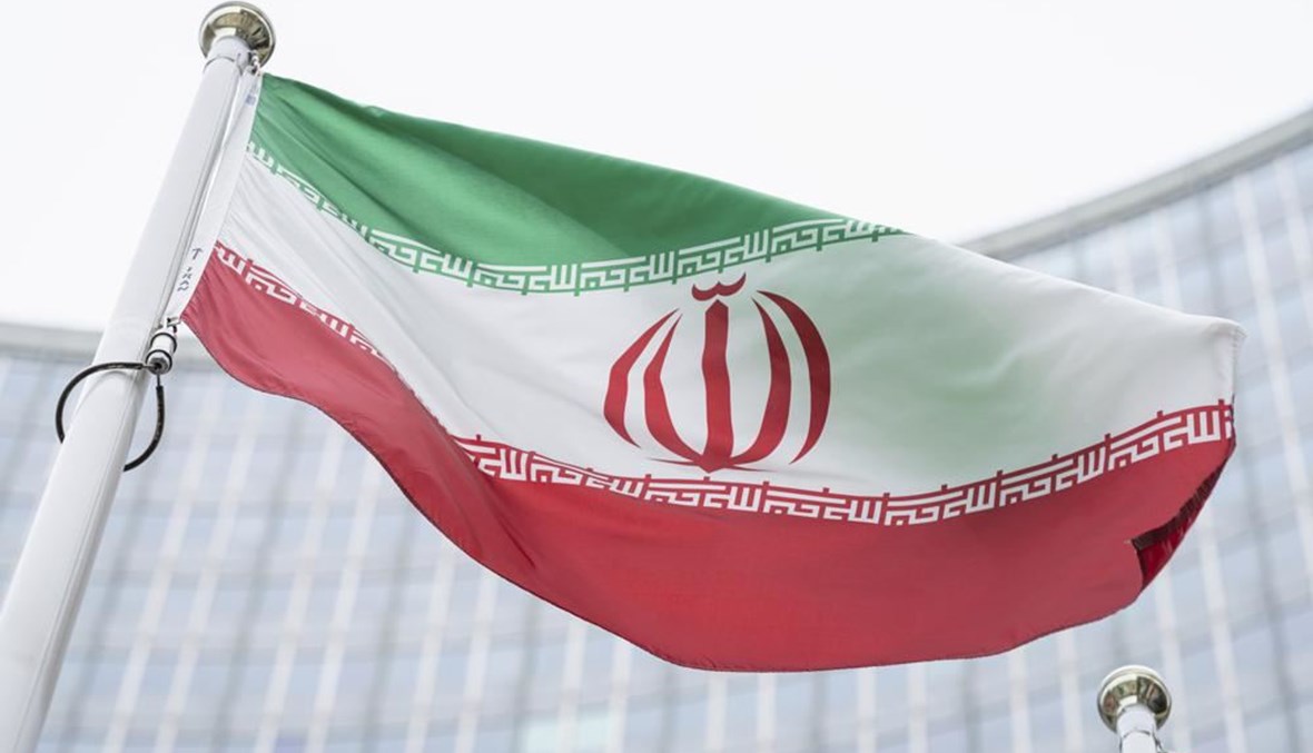 علم إيران يرفرف أمام مقر الوكالة الدولية للطاقة الذرية في فيينا بالنمسا (24 ايار 2021، أ ب). 