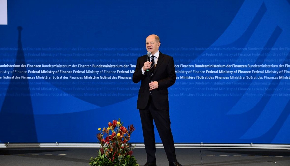 شولتس يلقي كلمة خلال تسليم خلفه (ليس في الصورة) وزارة المالية في برلين (9 ك1 2021، أ ف ب). 