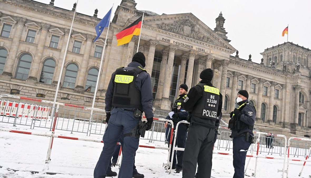 عناصر من الشرطة وقفوا أمام مبنى الرايخستاغ في برلين (9 ك1 2021، ا ف ب). 