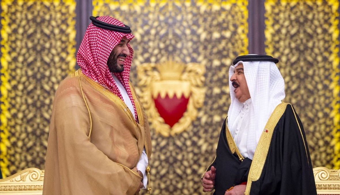 ملك البحرين حمد بن عيسى آل خليفة (إلى اليمين) مستقبلا الأمير محمد بن سلمان في قصر الصخير الملكي في العاصمة المنامة (9 ك1 2021، أ ف ب). 