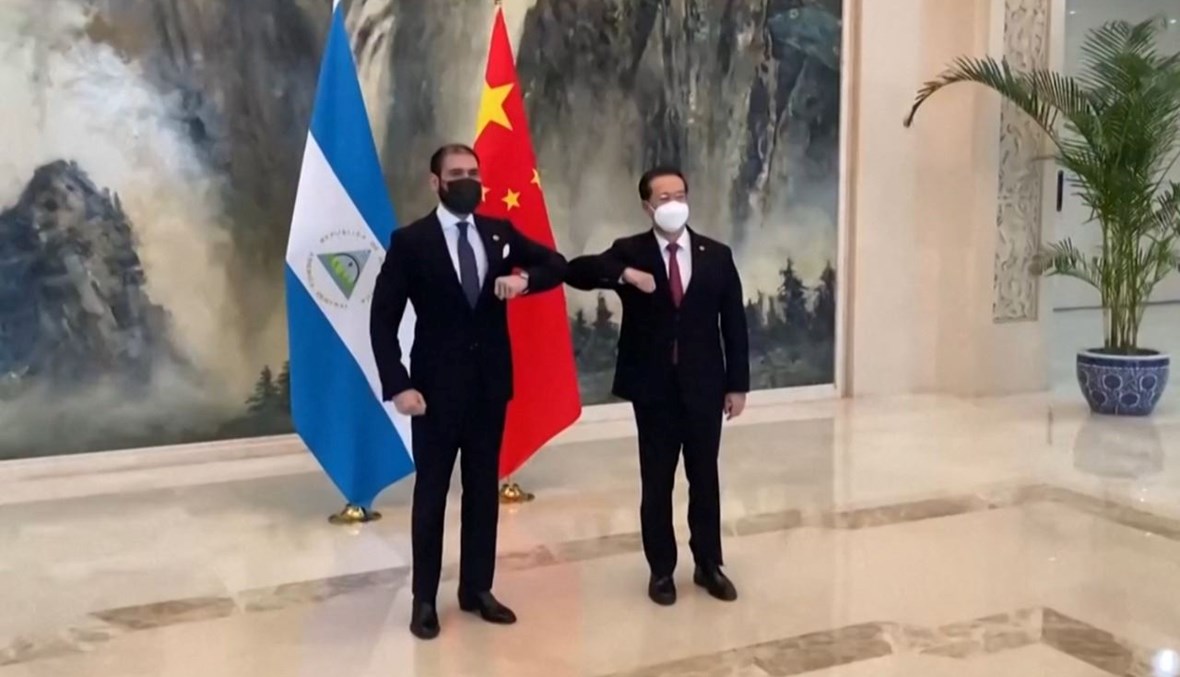 لوريانو أورتيغا موريللو (الى اليسار)، نجل رئيس نيكاراغوا ومستشاره الرئاسي للاستثمارات، ونائب وزير الخارجية الصيني ما تشاو تشو خلال احتفال أقيم في تيانجين بعد اعلان نيكاراغوا قطع علاقاتها بتايوان (10 ك1 2021، أ ف ب). 