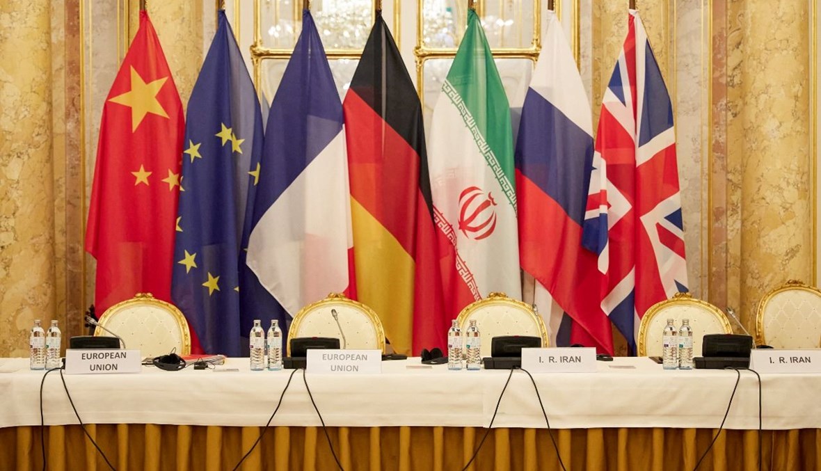 أعلام الدول المشاركة في المفاوضات النووية مع ايران رفعت في قاعة الاجتماعات في فيينا بالنمسا (9 ك1 2021، أ ف ب).
