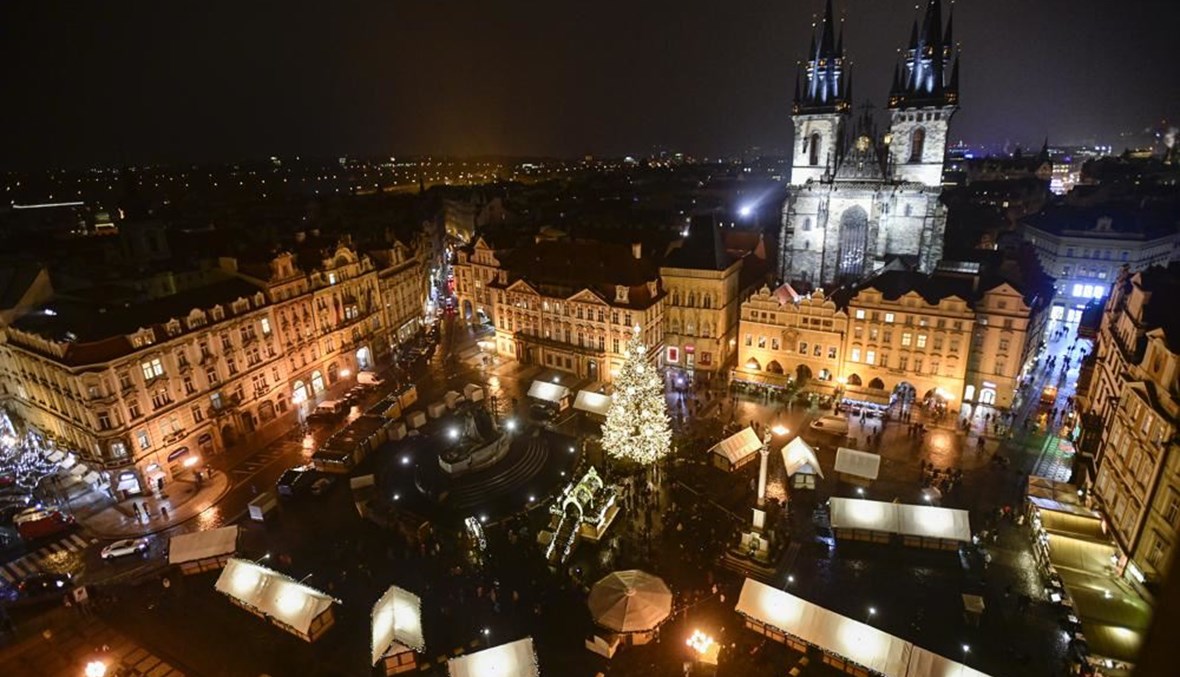 سوق الميلاد في ساحة المدينة القديمة في براغ (26 ت2 2021، أ ب). 