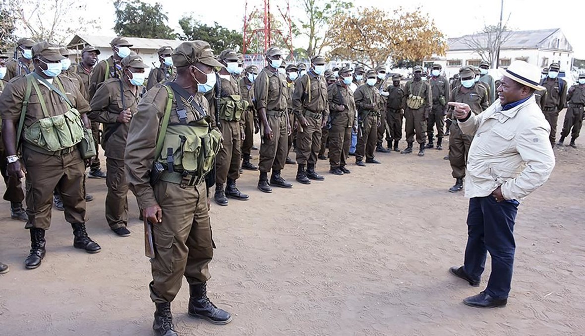  الرئيس الموزمبيقي فيليب نيوسي (إلى اليمين) خلال زيارته قوات الدفاع والأمن في شمال موزمبيق (9 تموز 2021، أ ب). 