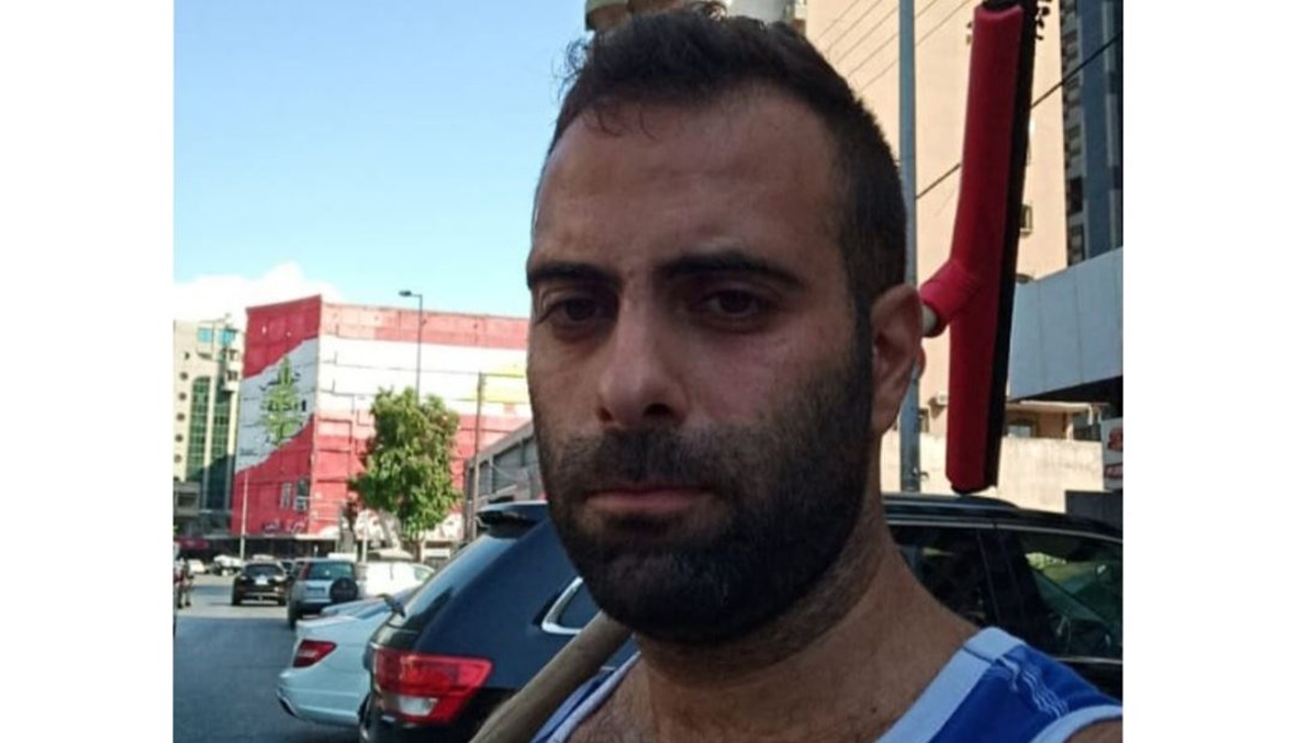 خضر من طرابلس يكافح فقره بتنظيف البيوت... "أعيل أسرتي، لكن المجتمع لا يرحم"