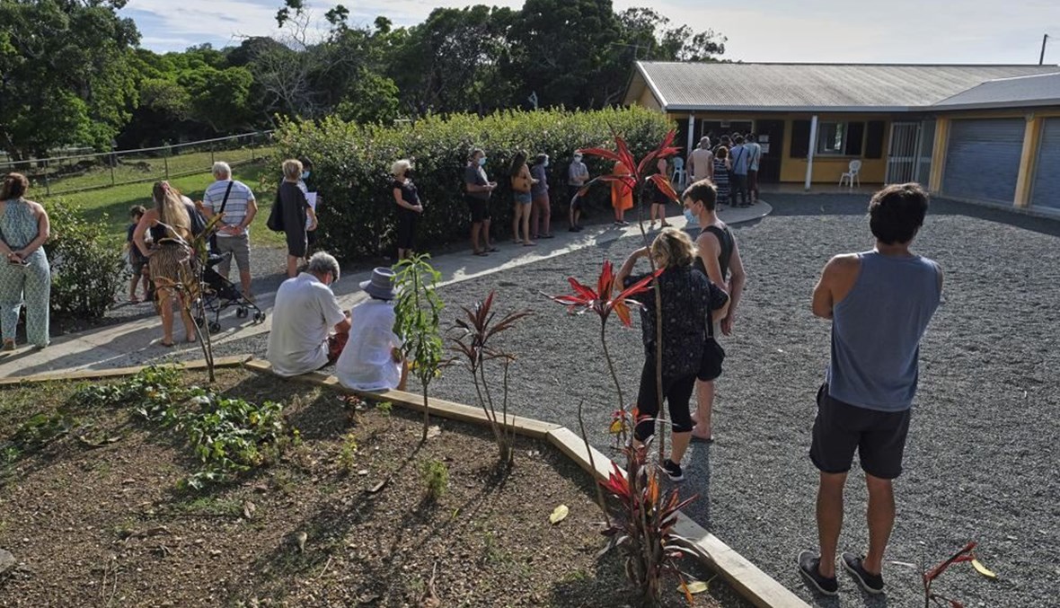 أشخاص اصطفوا خارج مدرسة في نوميا كاليدونيا الجديدة للتصويت في الاستفتاء (12 ك1 2021، أ ب). 