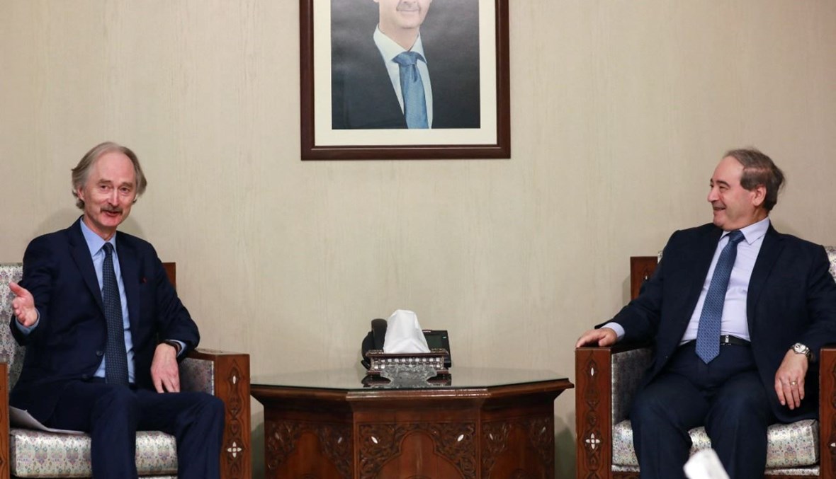 وزير الخارجية السوري فيصل المقداد (الى اليمين) ملتقيا بيدرسون في دمشق (12 ك1 2021، ا ف ب). 