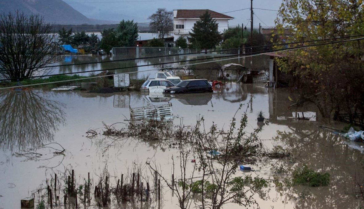 سيارات غمرتها السيول في بلدة لميا وسط اليونان (12 ك1 2021، ا ف ب).