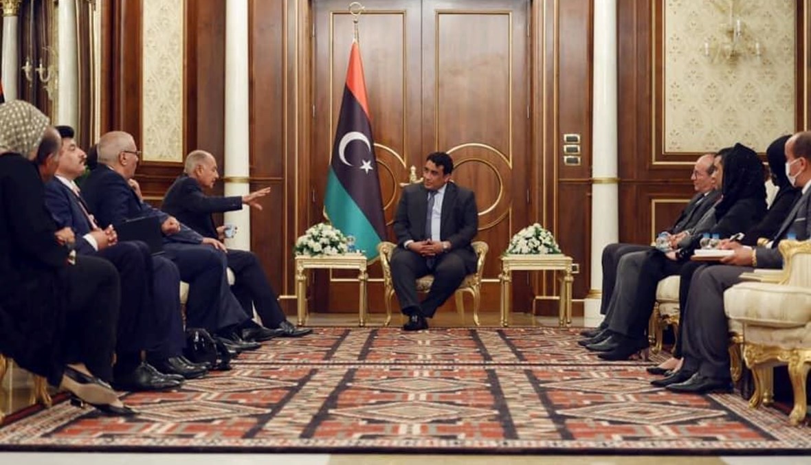 رئيس المجلس الرئاسي محمد المنفي مستقبلا الأمين العام لجامعة الدول العربية أحمد أبو الغيط،، والوفد  المرافق في طرابلس (21 ت1 2021، حكومة الوحدة الوطنية الليبية).