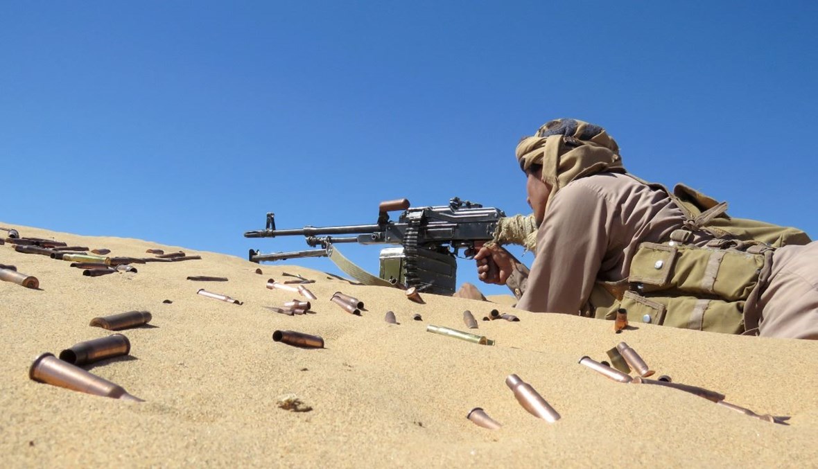 مقاتل يمني موال للحكومة خلال القتال مع الحوثيين على جبهة الجوبة جنوب مأرب (7 ك1 2021، أ ف ب). 