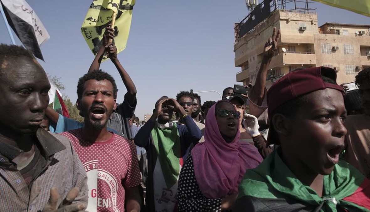 سودانيون يتظاهرون في الخرطوم ضد الانقلاب العسكري والاتفاق اللاحق الذي أعاد حمدوك الى رئاسة الحكومة (6 ك1 2021، أ ب). 