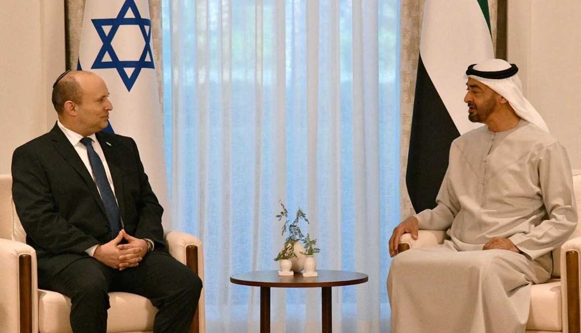 الشيخ محمد بن زايد آل نهيان (الى اليمين) ملتقفيا بينيت في العاصمة الإماراتية (13 ك1 2021، أ ف ب). 