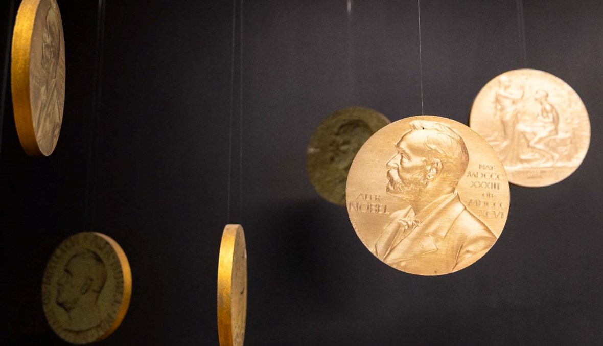 نسخ طبق الأصل من الميدالية الذهبية الرسمية لجائزة نوبل للسلام معروضة في مركز نوبل للسلام في أوسلو (9 ك1 2021، أ ف ب). 