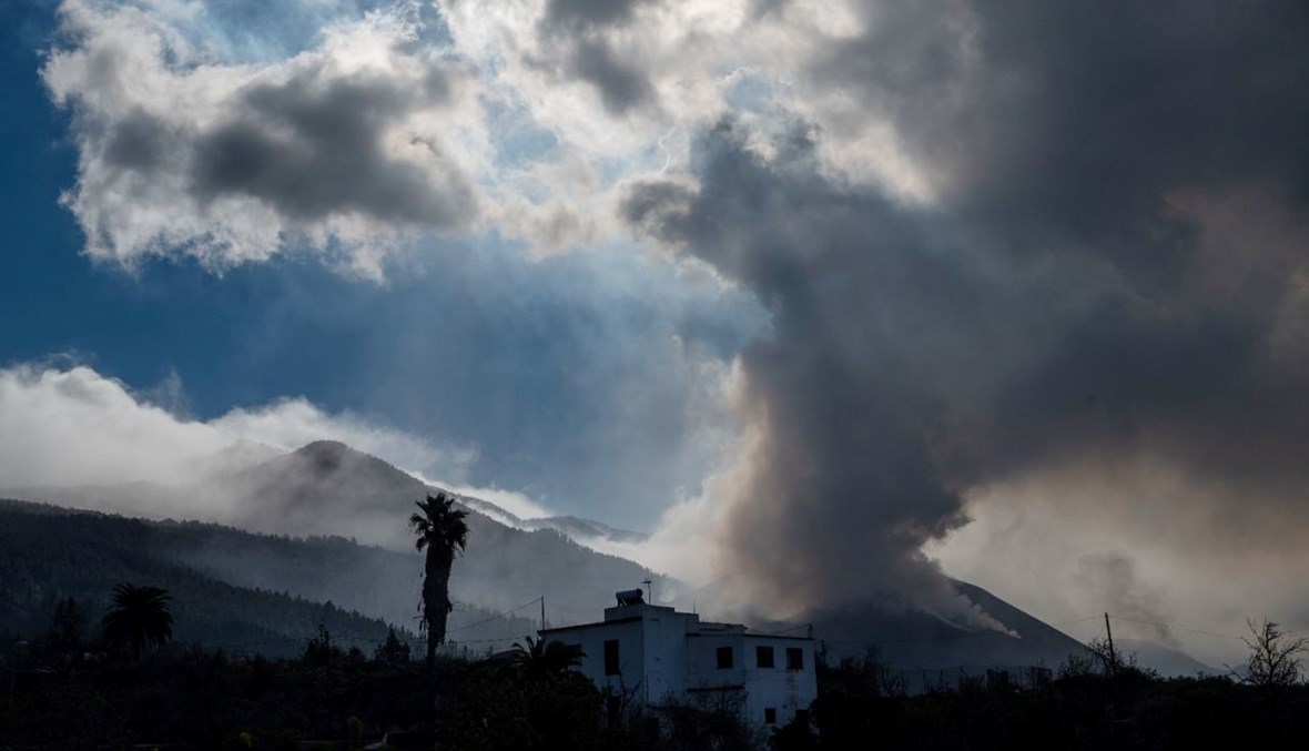 بركان كومبري فيخا ينفث الرماد والدخان في جزيرة لا بالما بالكناري (12 ك1 2021، أ ف ب). 