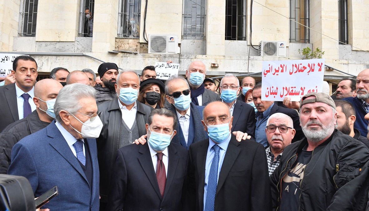 متضامنون مع النائب السابق فارس سعيد أمام قصر العدل في بعبدا.