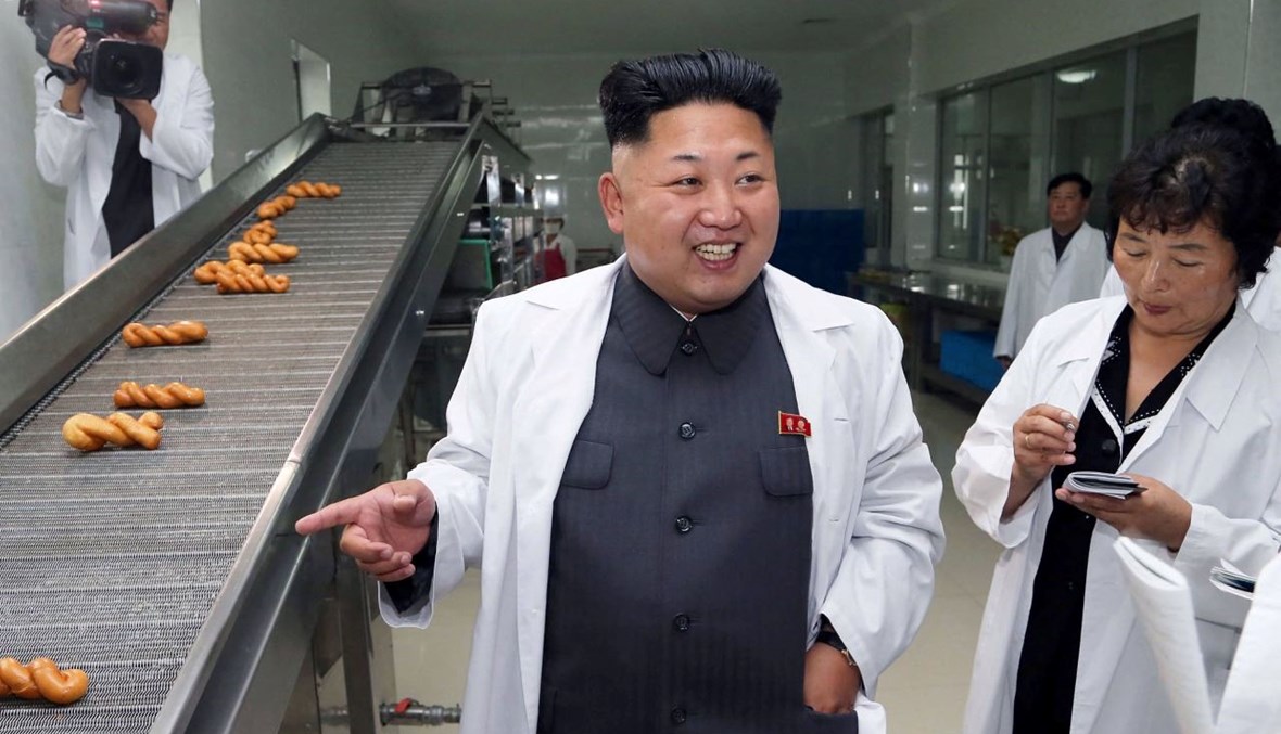 كيم  خلال زيارته مصنع  نوفمبر 2 للجيش الشعبي الكوري في مكان غير معروف في كوريا الشمالية (24 آب 2014، أ ف ب). 
