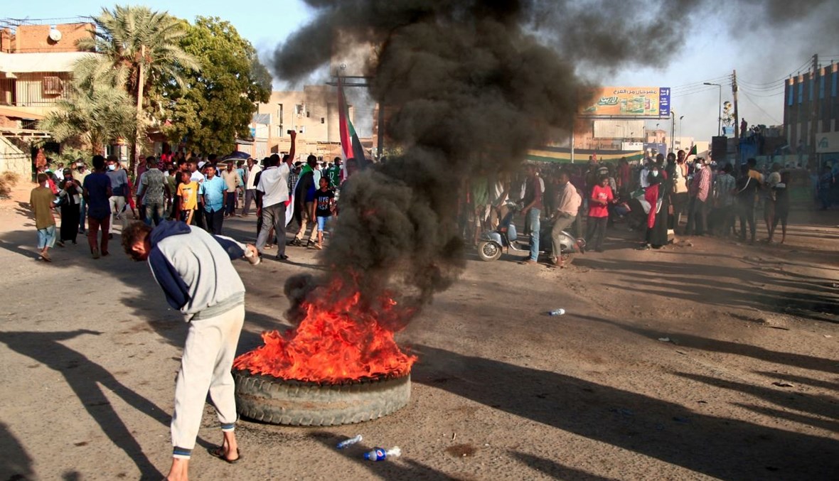 سودانيون خلال تظاهرة في أم درمان للمطالبة بالحكم المدني (13 ك1 2021، أ ف ب). 