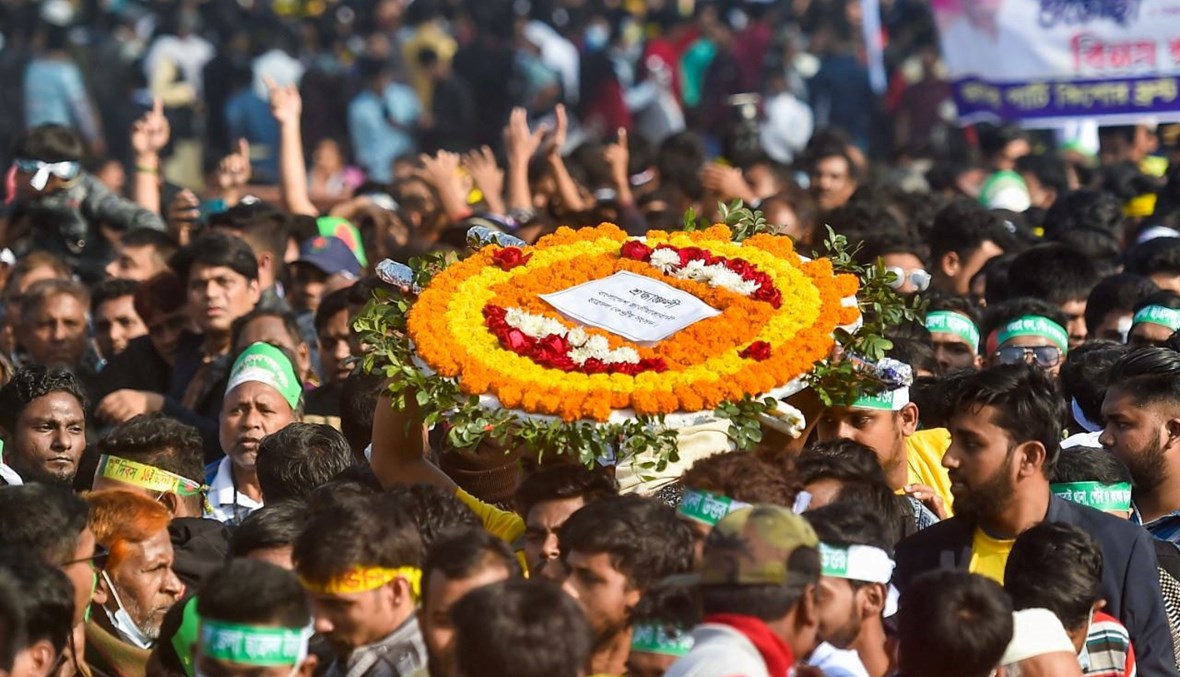 حشود في سافار في بنغلادش، لاحياء ذكرى شهداء حرب الاستقلال عام 1971 (16 ك1 2021، أ ف ب).