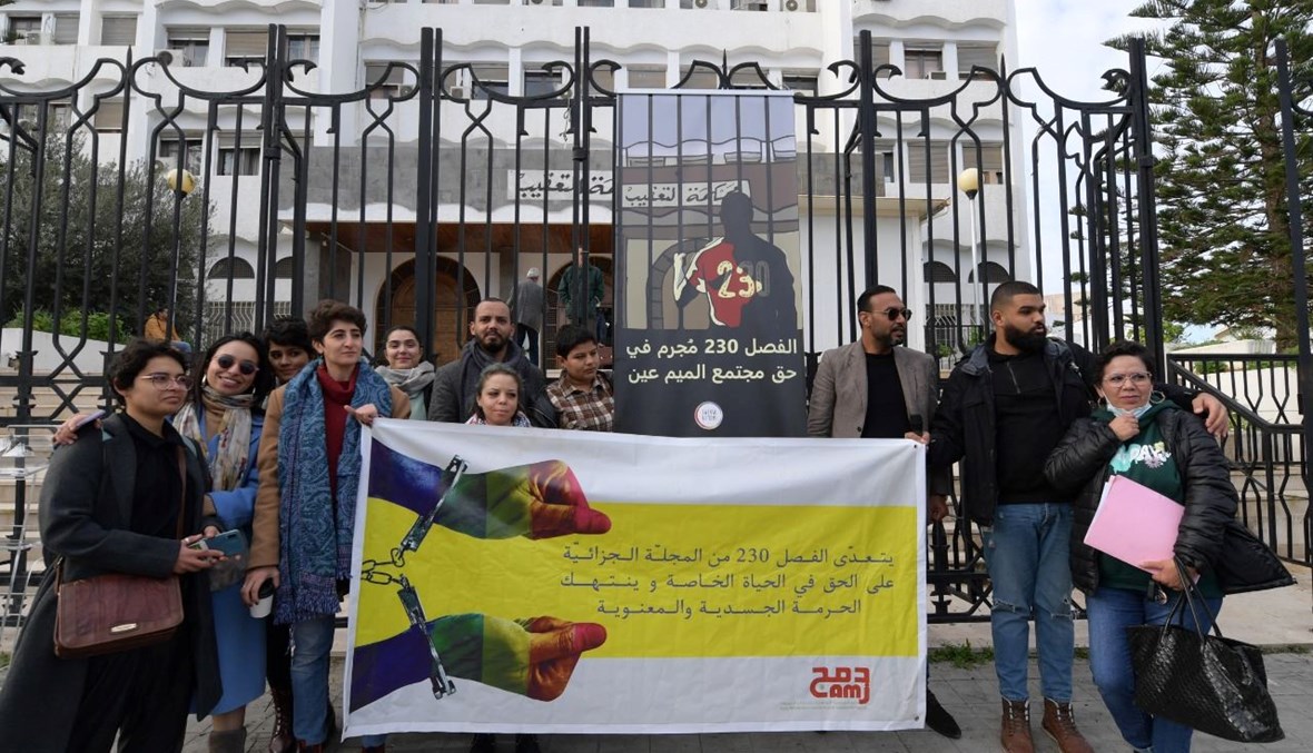 نشطاء من مجتمع الميم ومحامون يتظاهرون أمام المحكمة في تونس العاصمة (15 ك1 2021، أ ف ب). 